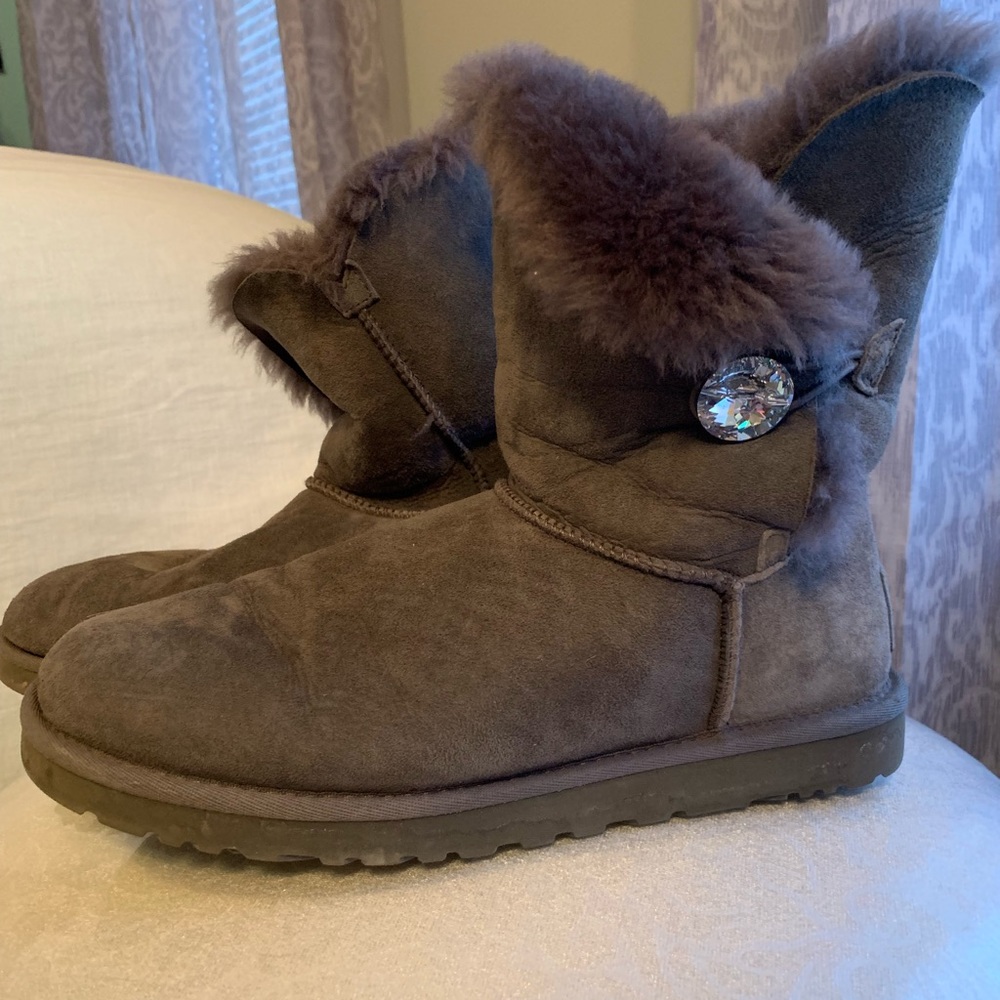 Gray bailey button gemstone UGGS